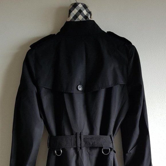 The long black Burberry Chelsea Heritage Trench Coat with signature gabardine - Picture 7 of 13